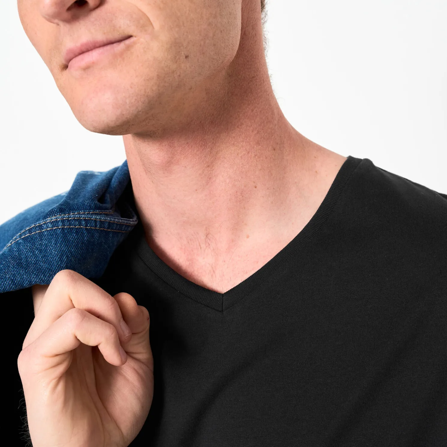 Basic T-shirt met V-hals in biokatoenn