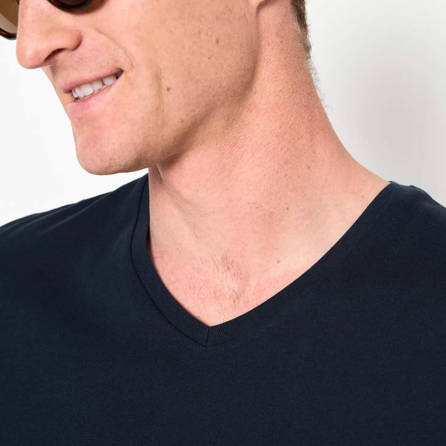 Basic T-shirt met V-hals in biokatoenn