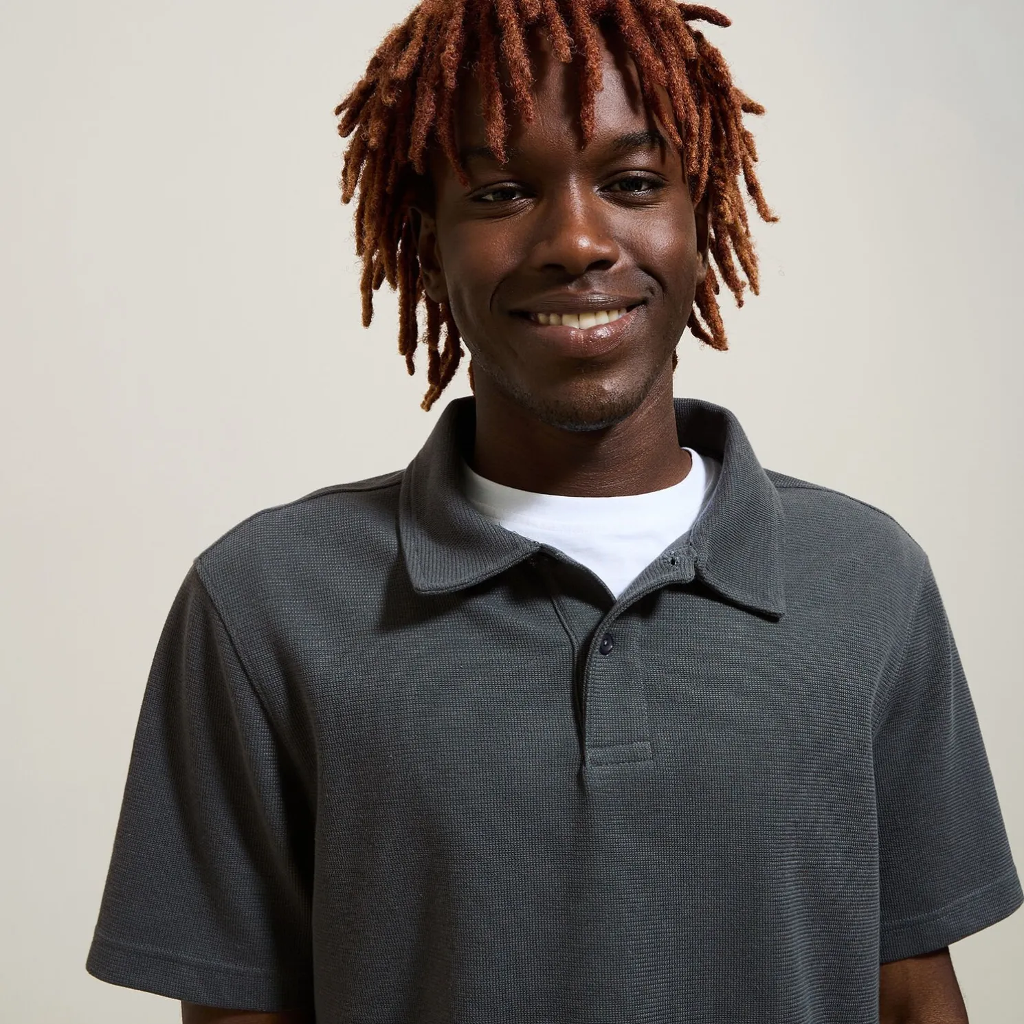 Effen relaxed polo met korte mouwen in textuurstof