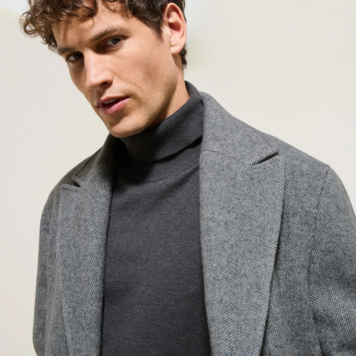 Lange mantel met visgraatmotief en reverskraag