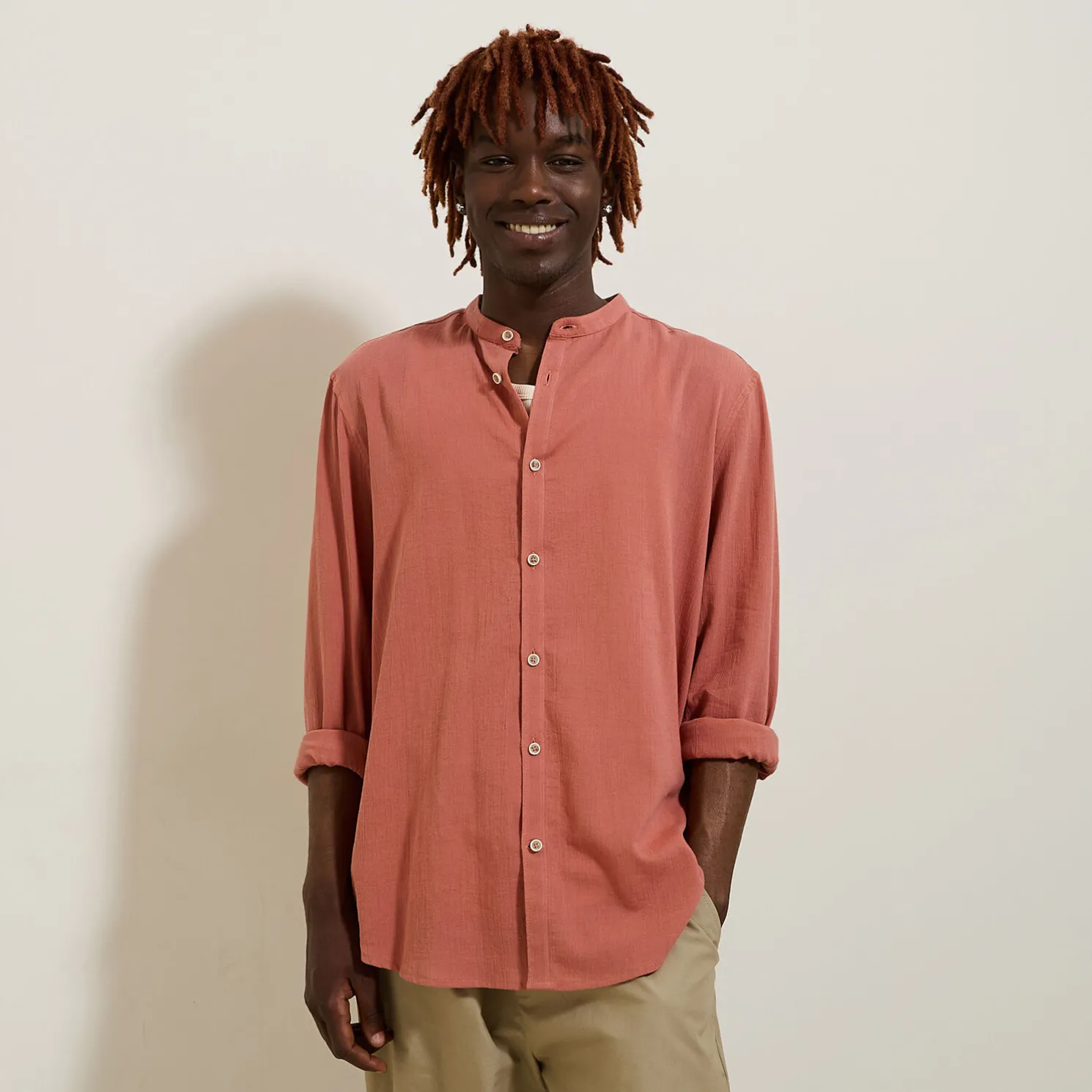Regular effen hemd in gekreukte stof van katoen en
