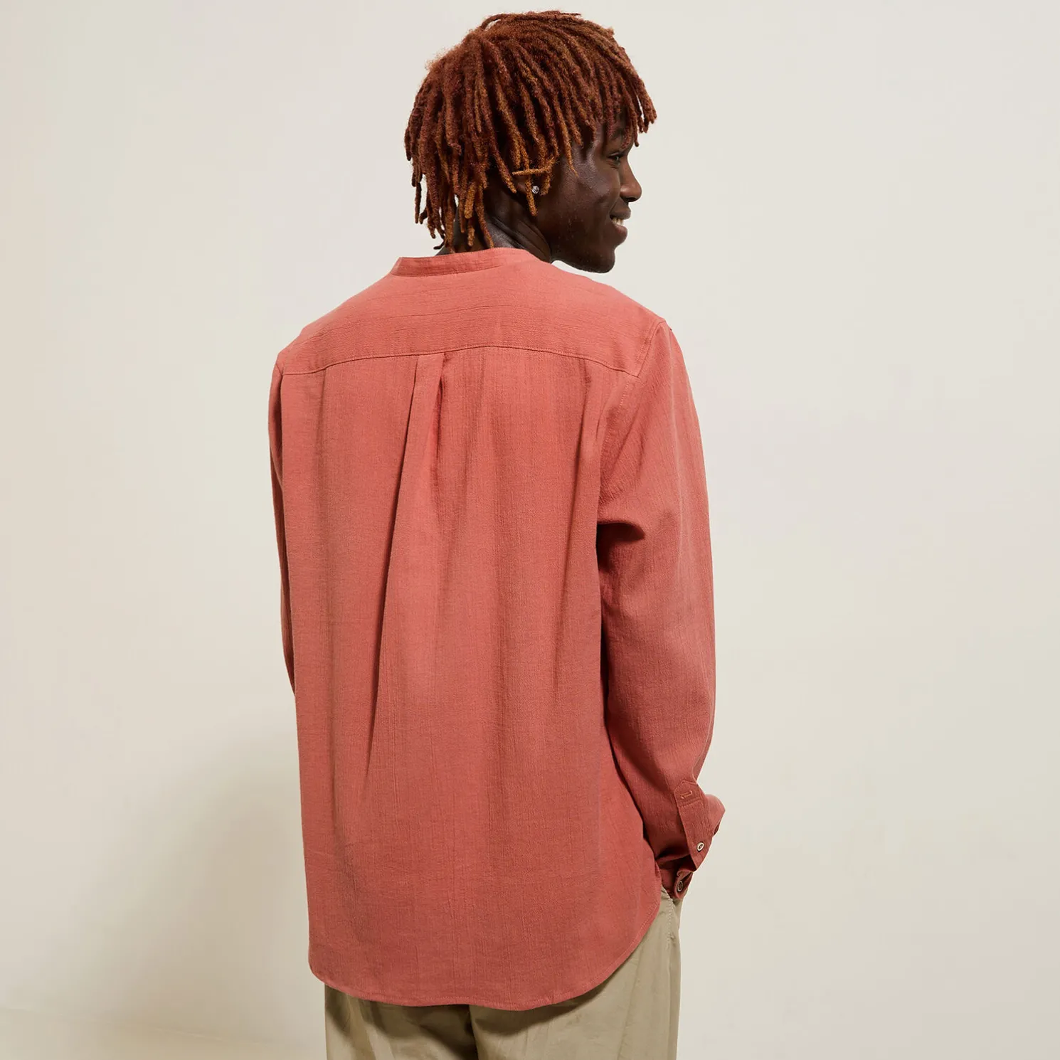 Regular effen hemd in gekreukte stof van katoen en