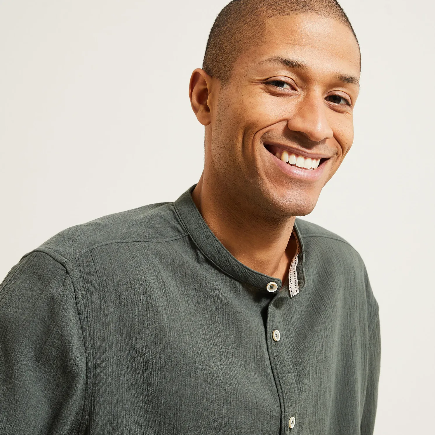 Regular effen hemd in gekreukte stof van katoen en