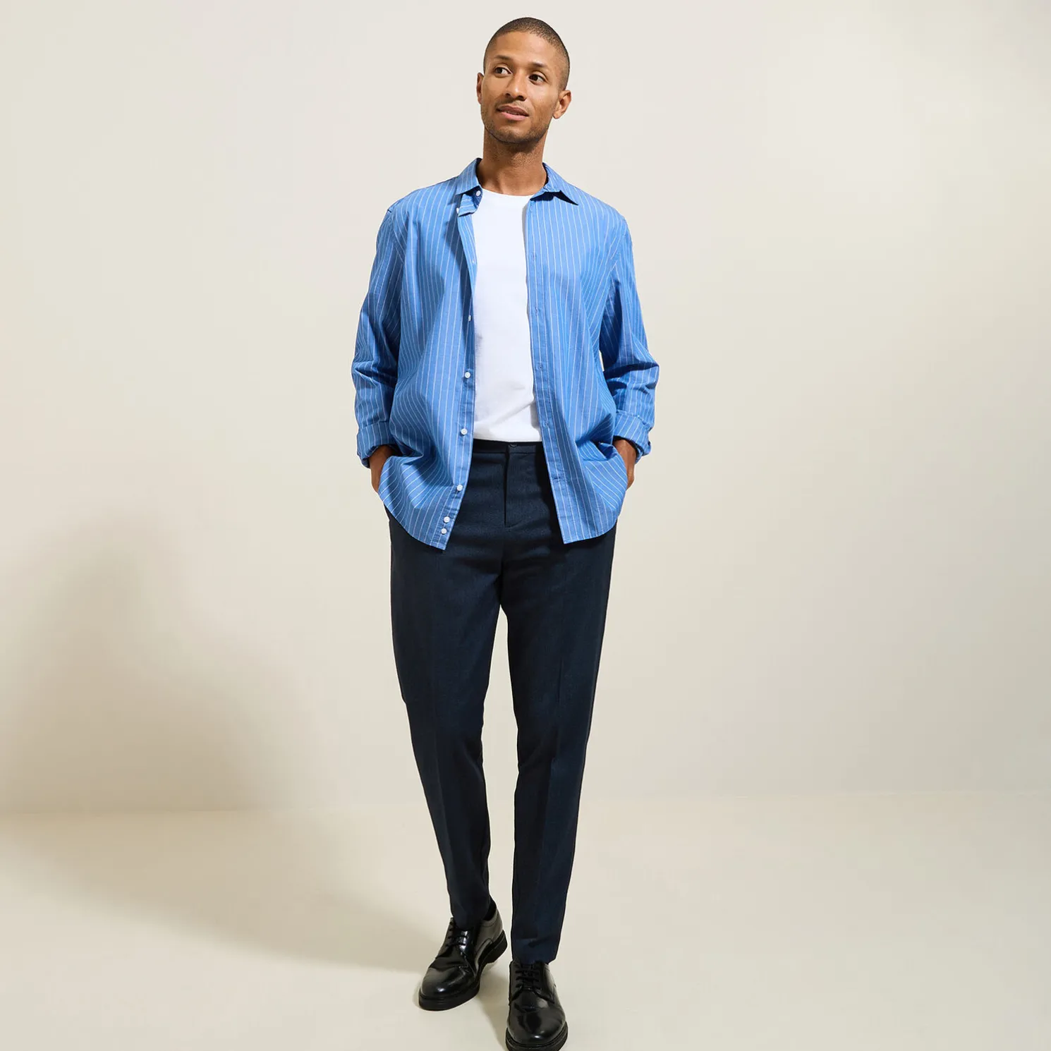 Relax chinobroek met plooien en visgraatmotief