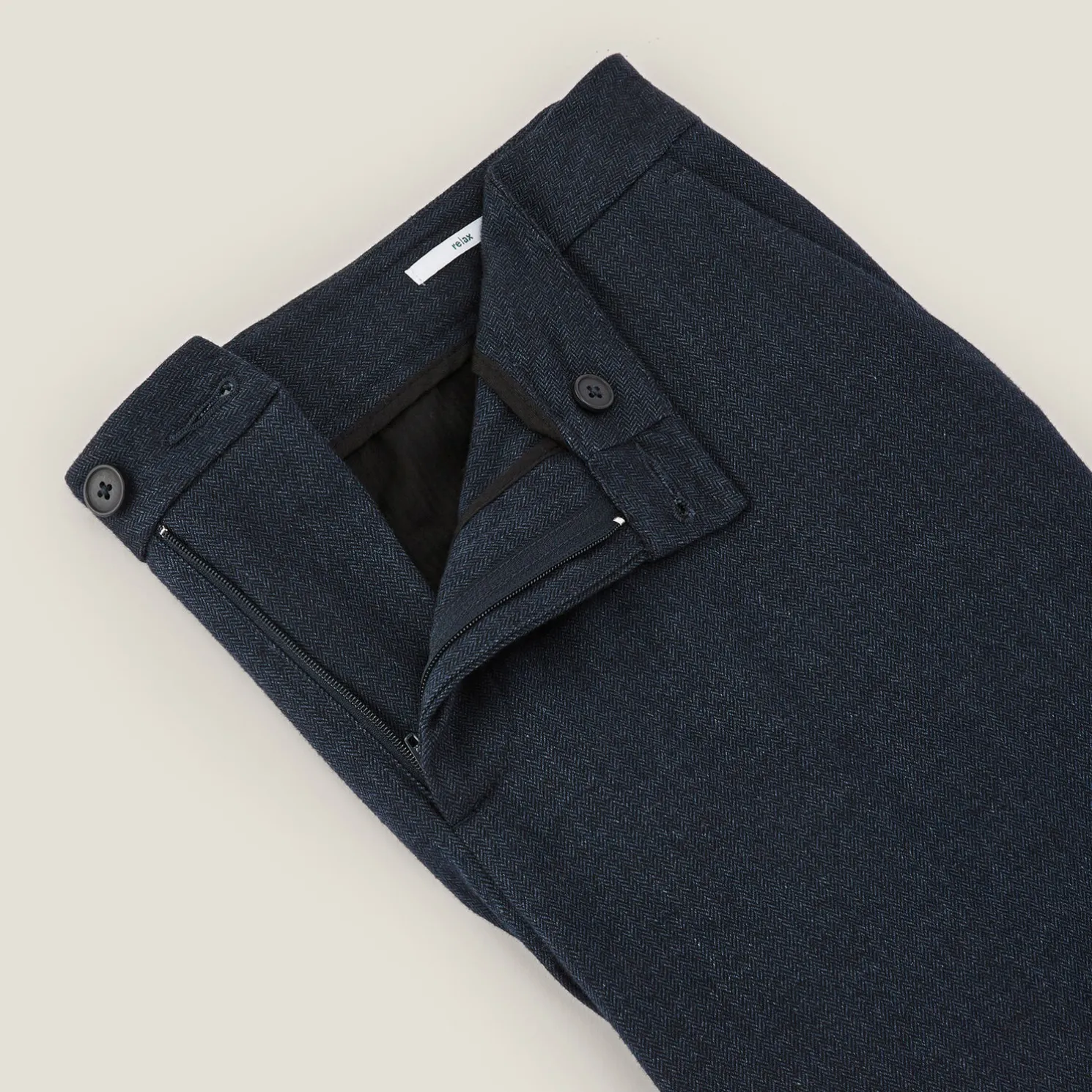 Relax chinobroek met plooien en visgraatmotief