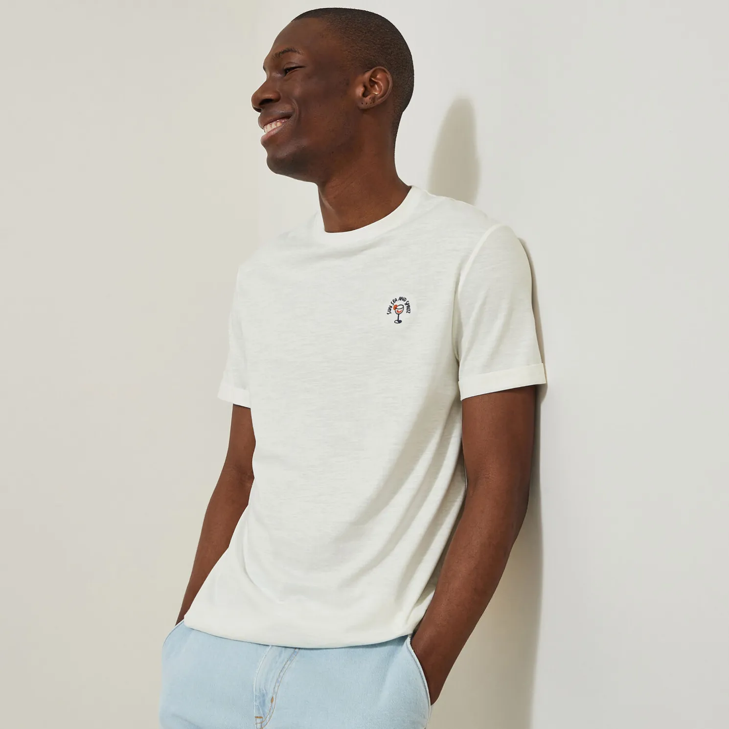 T-shirt in gevlamde stof met borduursel op de bors